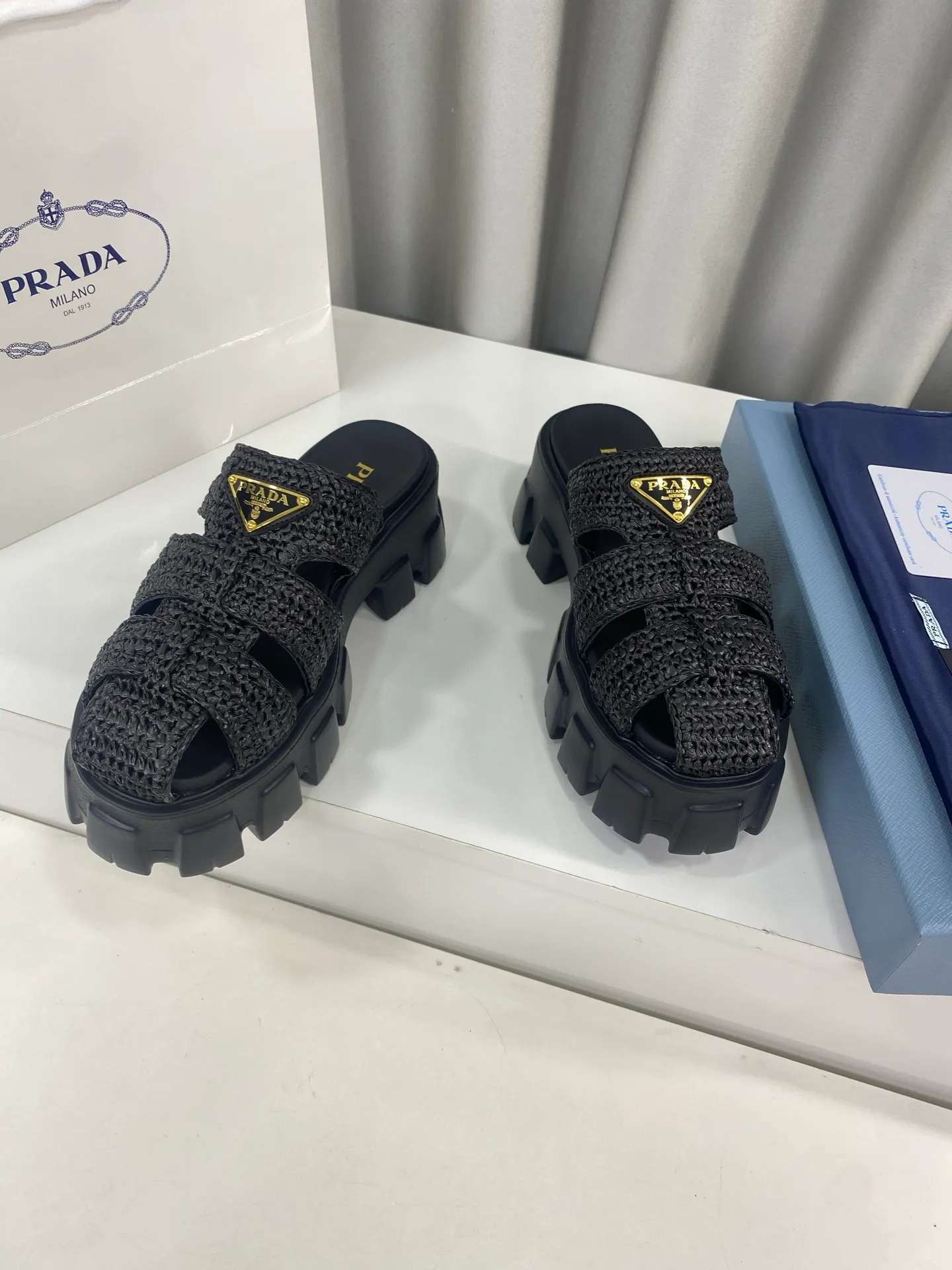 👟👟Ex-factory price 520👟👟 Prada's latest bamboo cage weaving thick-soled triangle buckle sandals☑️ Latest environmentally friendly PP material, fully hand-crocheted, just like knitting sweaters, slow work and meticulous work, retro fashionable thick-soled shoes, with woven uppers, making the whole pair of shoes light and comfortable, bright colors, satisfying various choices for fashionable people with different styles! The iconic metal triangle logo is paired with the shape of ancient beach sandals. Every design element is fashionable! Size: Women's 35-39 (34, 40, custom-made, non-returnable) Full set of counter original packaging